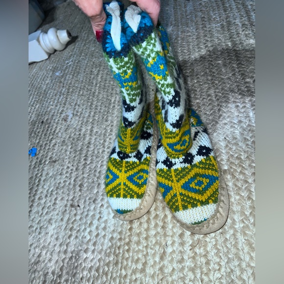 Womens size 7 mukluks woven knit booties - Picture 3 of 4